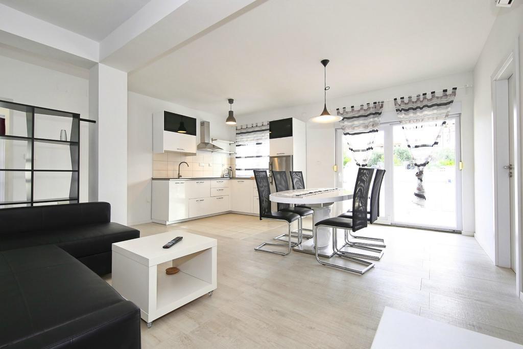 Apartments Matkovic Sveti Filip i Jakov Exteriör bild