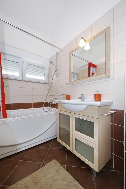 Apartments Matkovic Sveti Filip i Jakov Exteriör bild