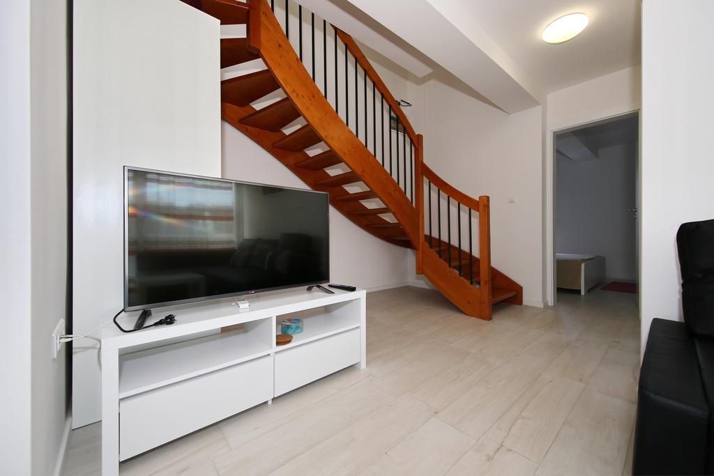 Apartments Matkovic Sveti Filip i Jakov Exteriör bild
