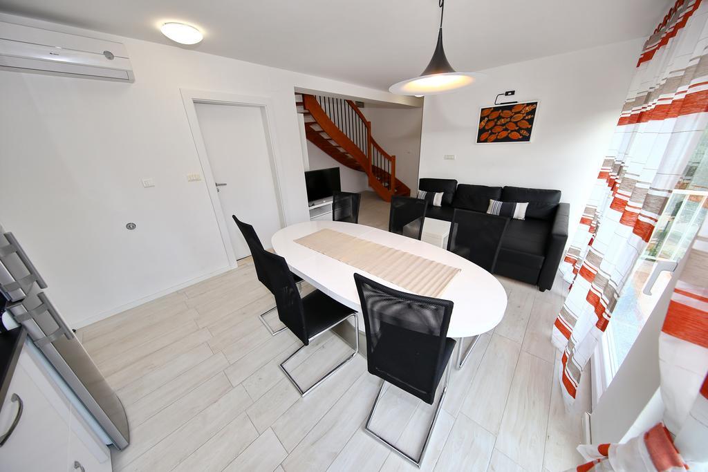 Apartments Matkovic Sveti Filip i Jakov Exteriör bild