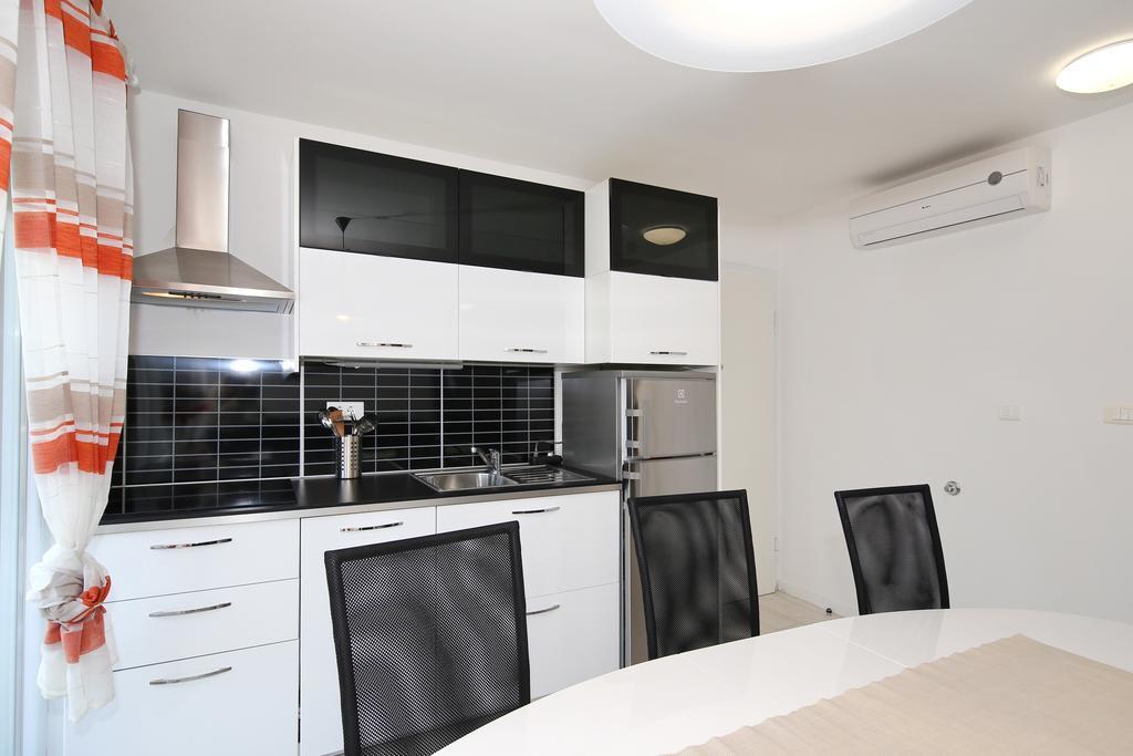Apartments Matkovic Sveti Filip i Jakov Exteriör bild